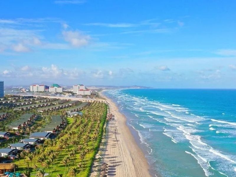 BIỂN BÃI DÀI VỚI BỜ BIỂN KÉO DÀI, LÀN NƯỚC TRONG XANH