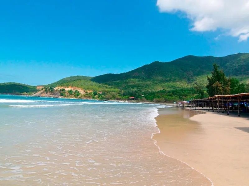 BIỂN BÃI DÀI XANH NGẮT VỚI BỜ BIỂN KÉO DÀI HƠN 10KM