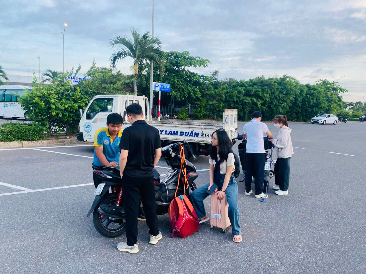 Hình ảnh thực tế khi làm hợp đồng cho khách thuê xe máy tại Sân bay Cam Ranh